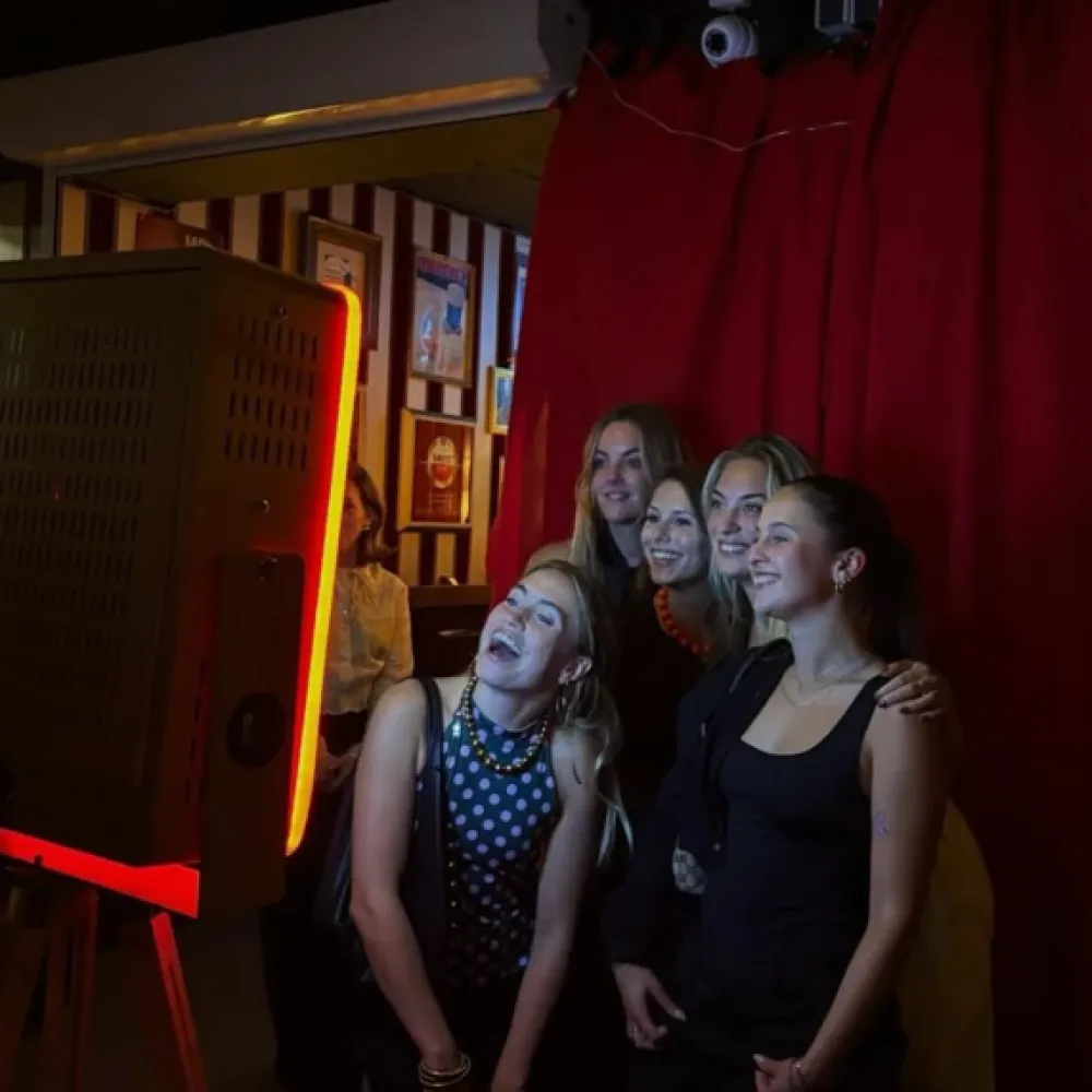 Waarom steeds meer scholen een eigen photobooth aanschaffen